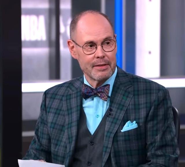 Ernie Johnson Jr. on the Inside the NBA studio set