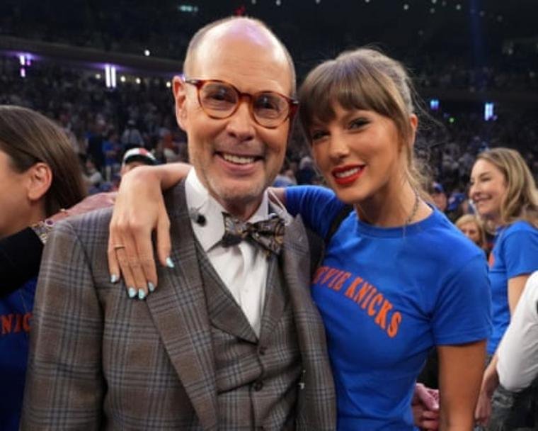 Ernie Johnson Jr. with Taylor Swift at a basketball game