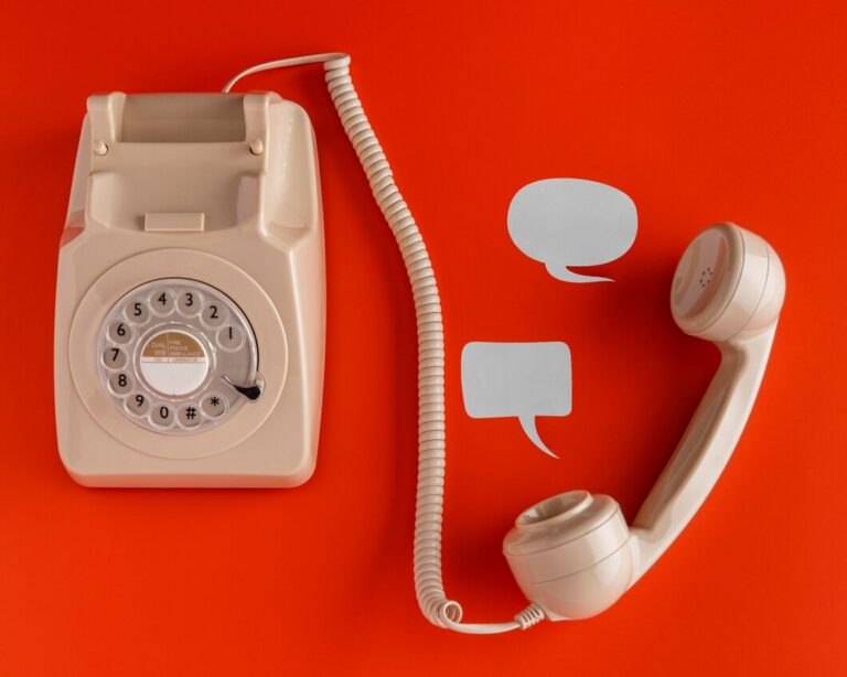 top-view-selection-chat-bubbles-with-retro-telephone_23-2148796001